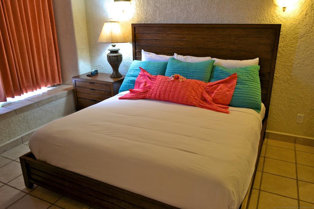 Mayan Princess Beach & Dive Resort West Bay Room photo